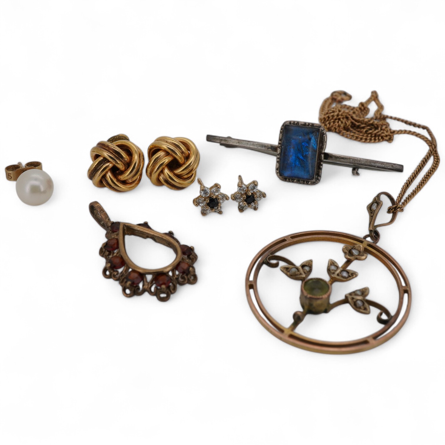 A collection of jewels, comprising: a pair of 9ct gold knot ear studs, diameter 11mm each, post fittings, British hallmarks, combined gross weight approximately 2.5 grams; an Edwardian peridot and seed pearl pendant moun